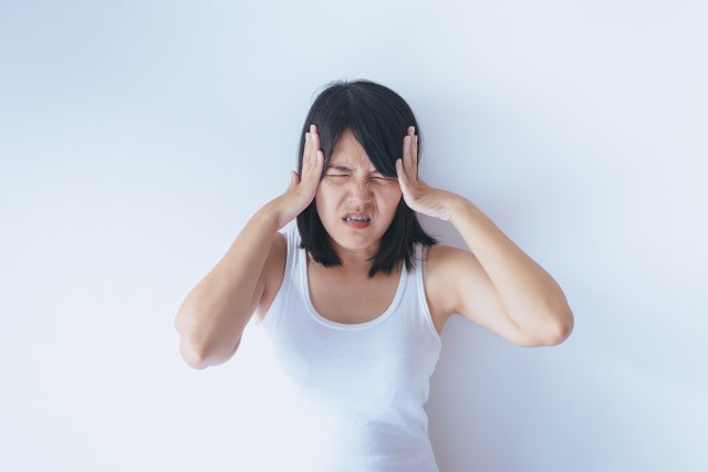 Zbog čega nam se uši zapuše i kako se rešiti ovog neprijatnog osećaja?